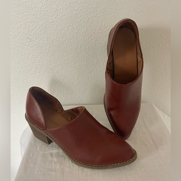 Soft vegan leather slip on booties by Cynthia Rowly - Picture 3 of 5